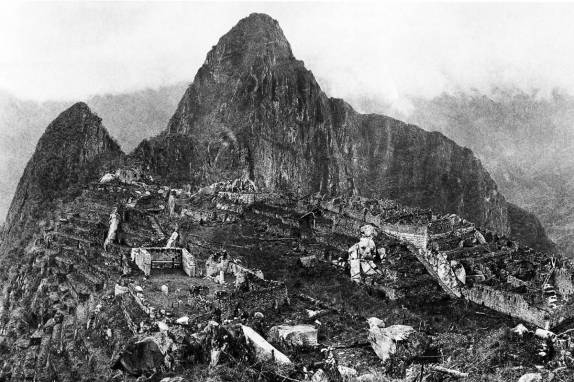 Um ano após ser revelada ao mundo em 1911, a vegetação já havia sido retirada das uínas de Machu Picchu, no Peru. Mais tarde, muita coisa foi reconstruída